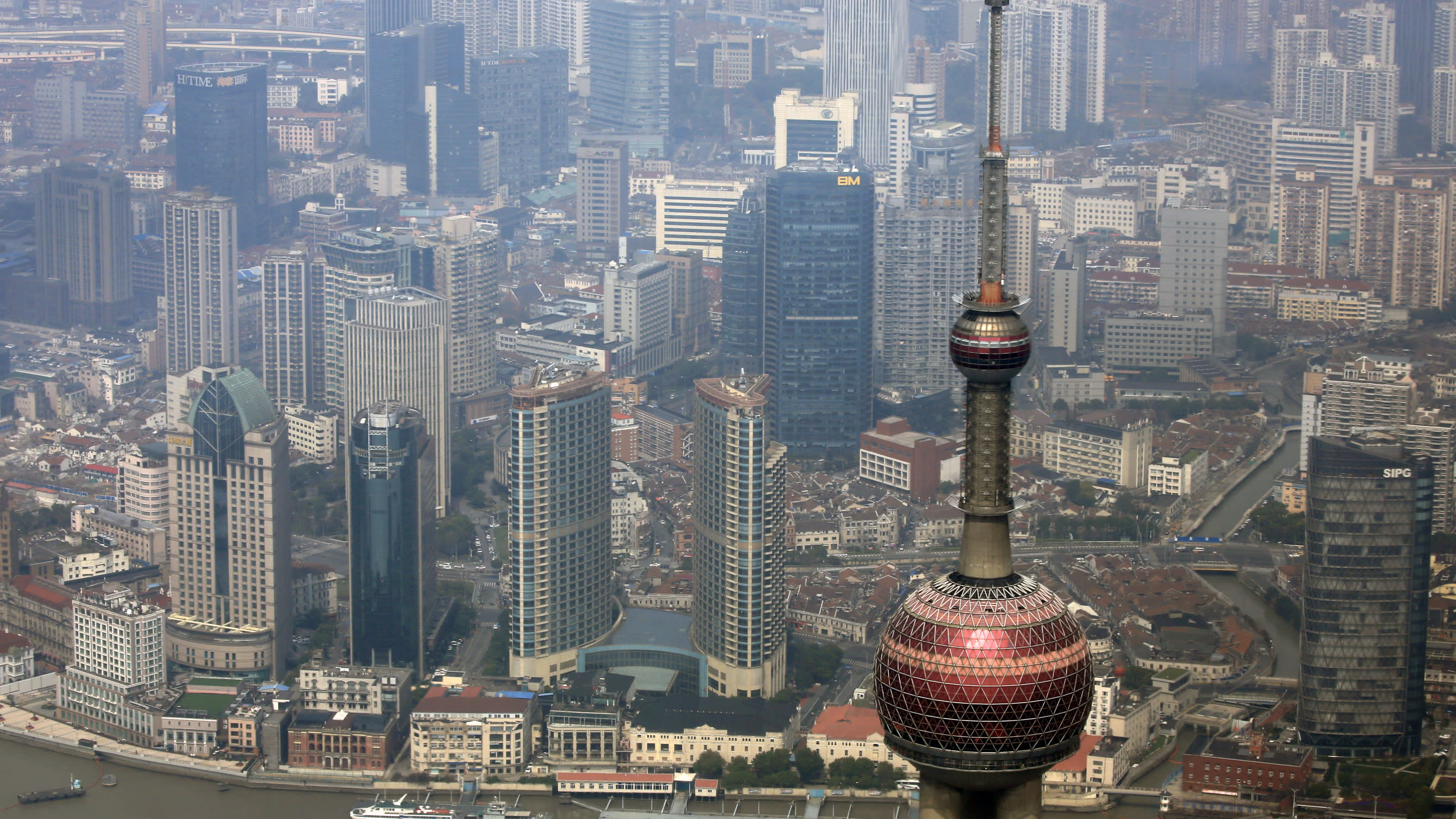 Shanghai Stocks Down 12.5% in Three Weeks, Yuan Down