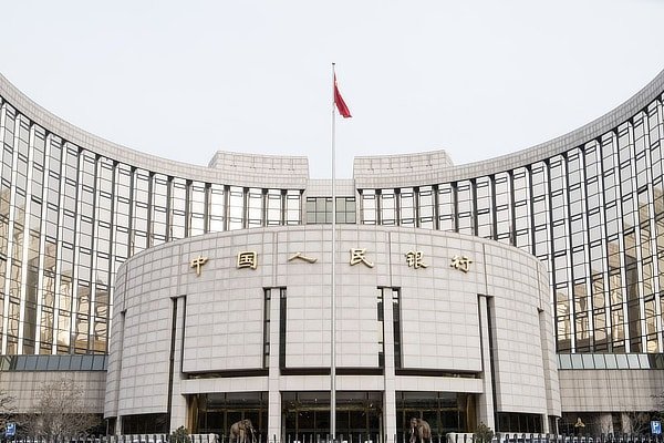 Bitcoin Jumps on Yuan Dive, Stocks Slump