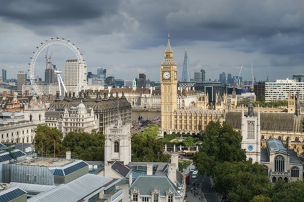 Pound Falls as Brexit Negotiations Open