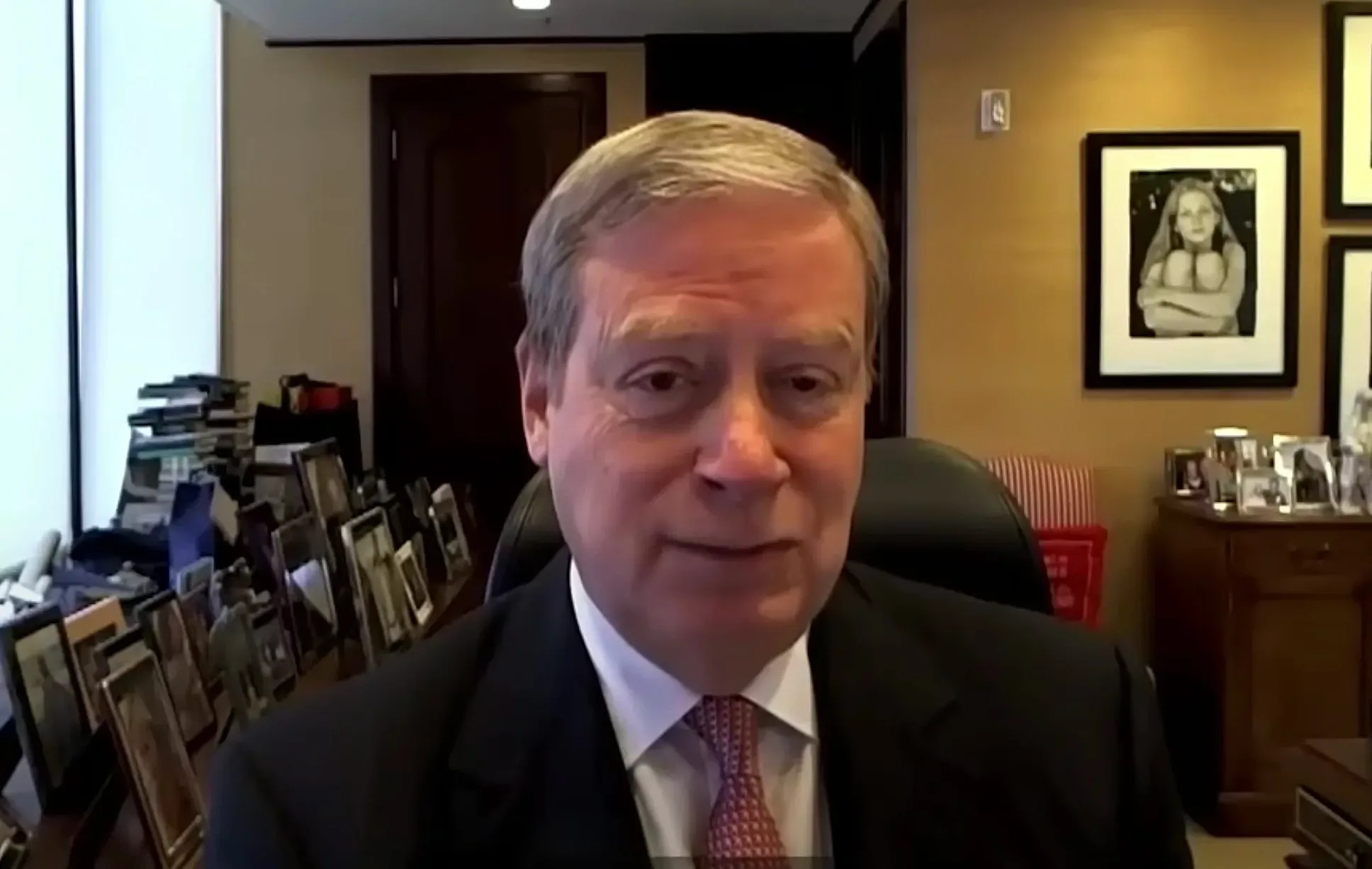 Billionaire Stanley Druckenmiller Shorts the Dollar