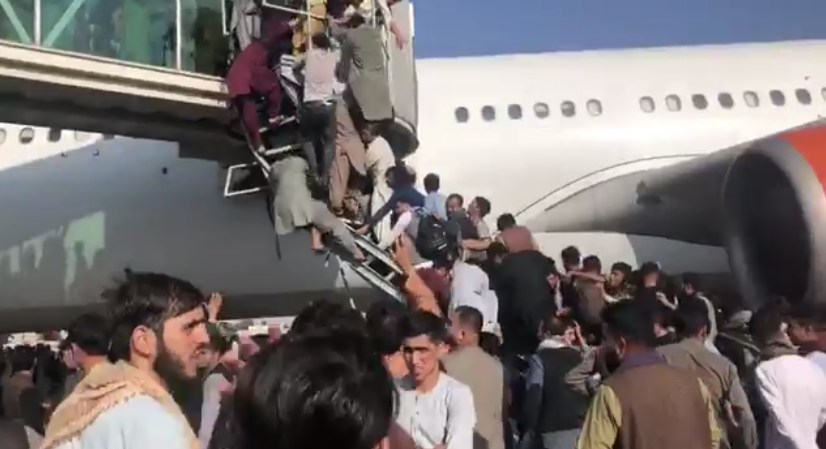 Люди падают с самолета