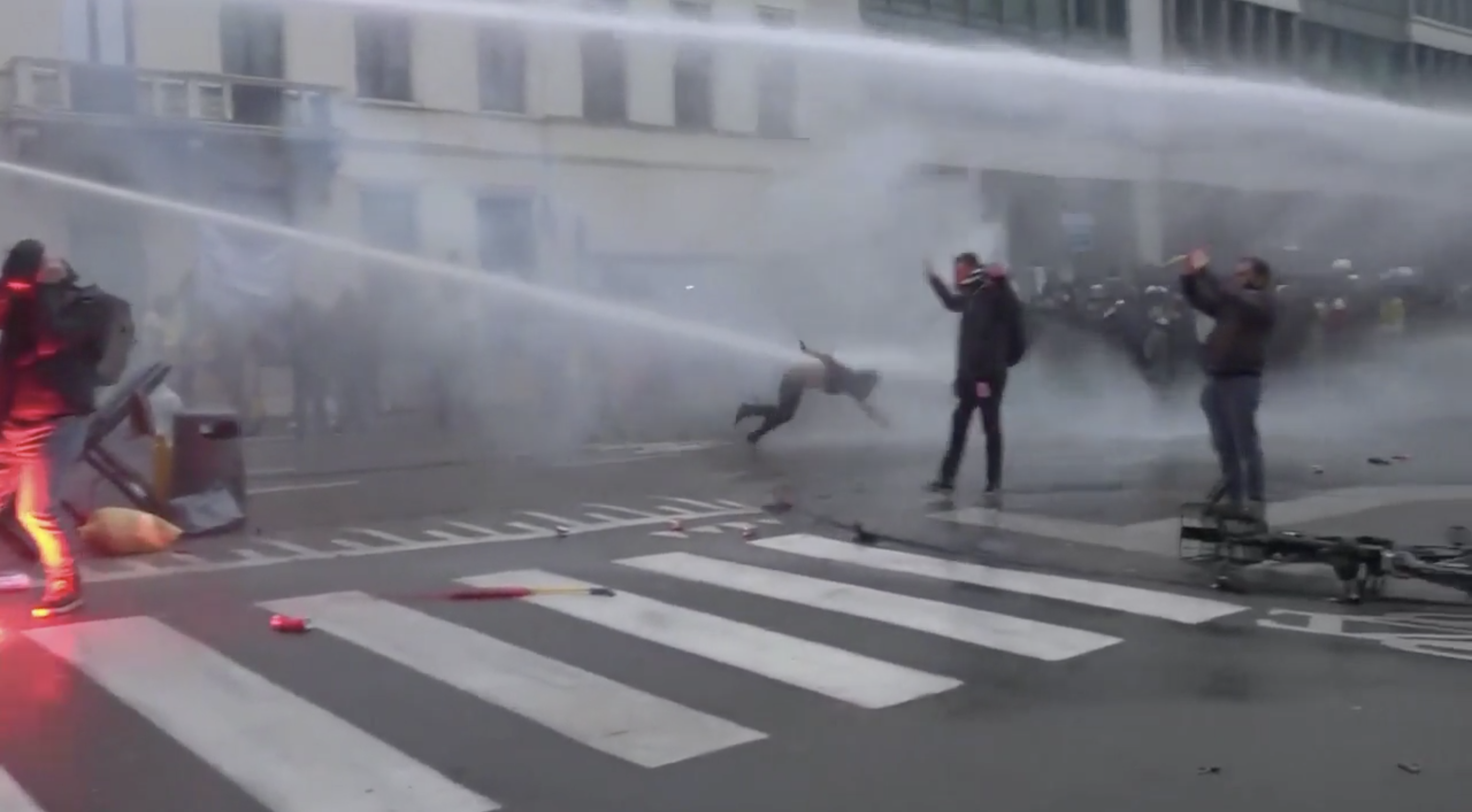 Brussels, man sent flying by water canon, Dec 5 2021