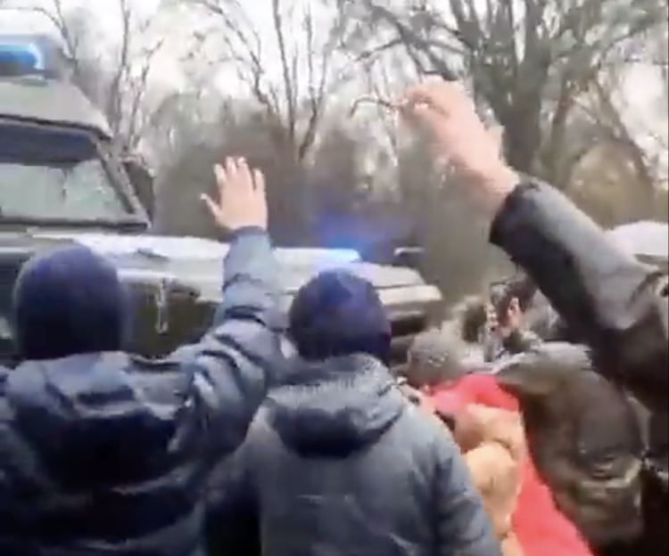 Ukrainian protesters trying to stop the Russian army, March 2022