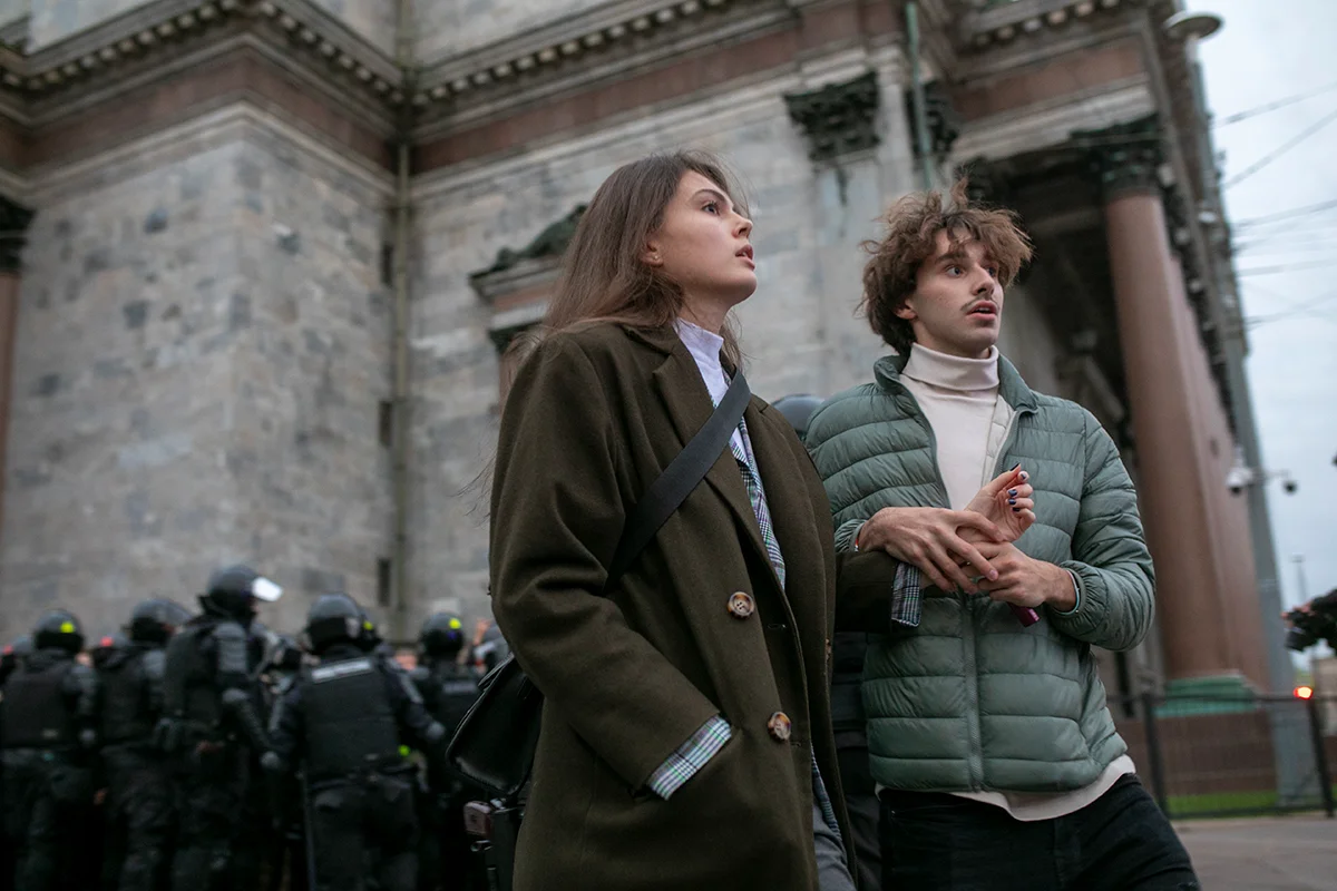 Una pareja rusa en un estado policial en la protesta del miércoles contra la guerra, San Petersburgo, septiembre de 2022