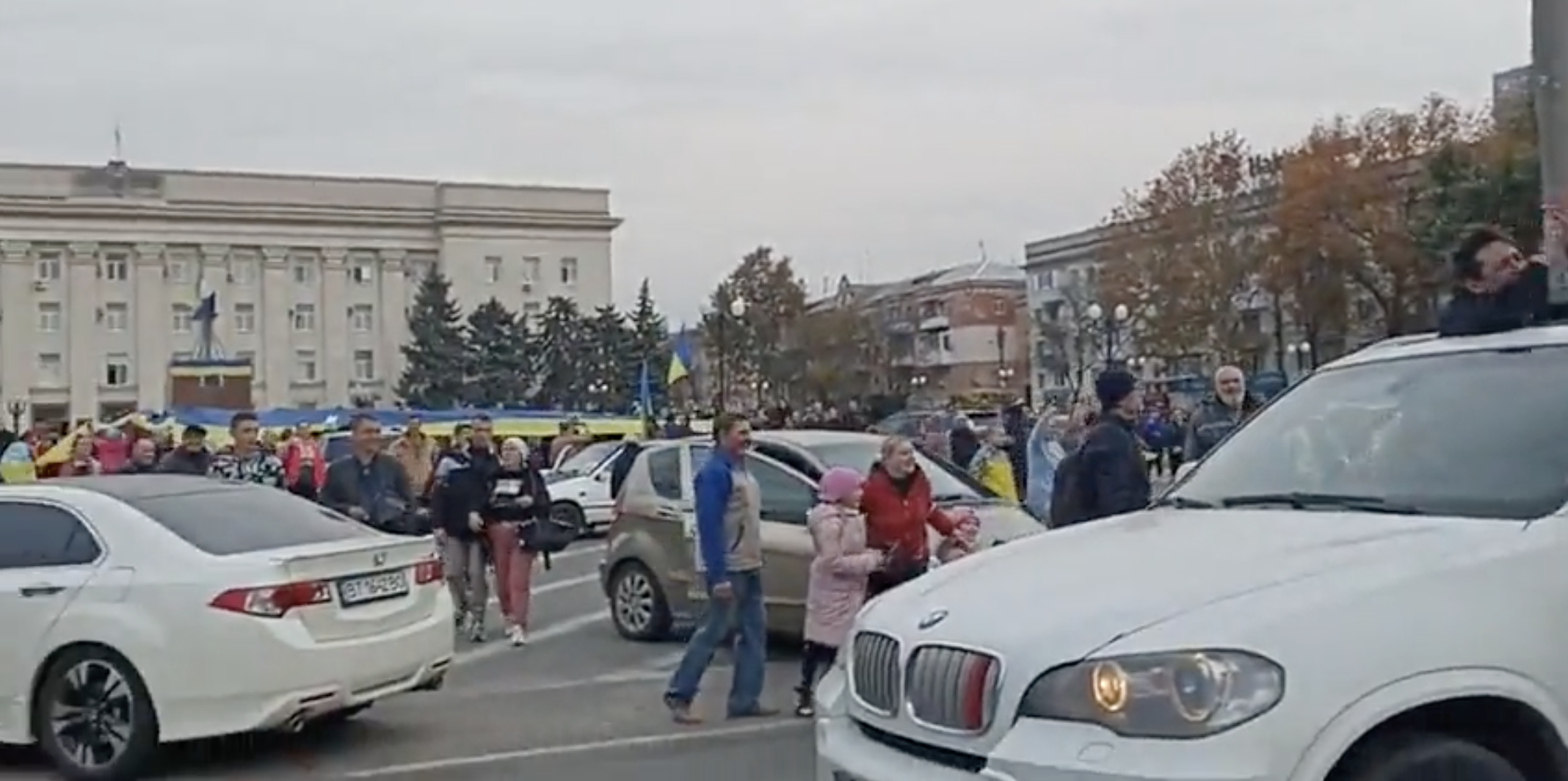 Ukrainians celebrate at the Kherson town square, Nov 2022