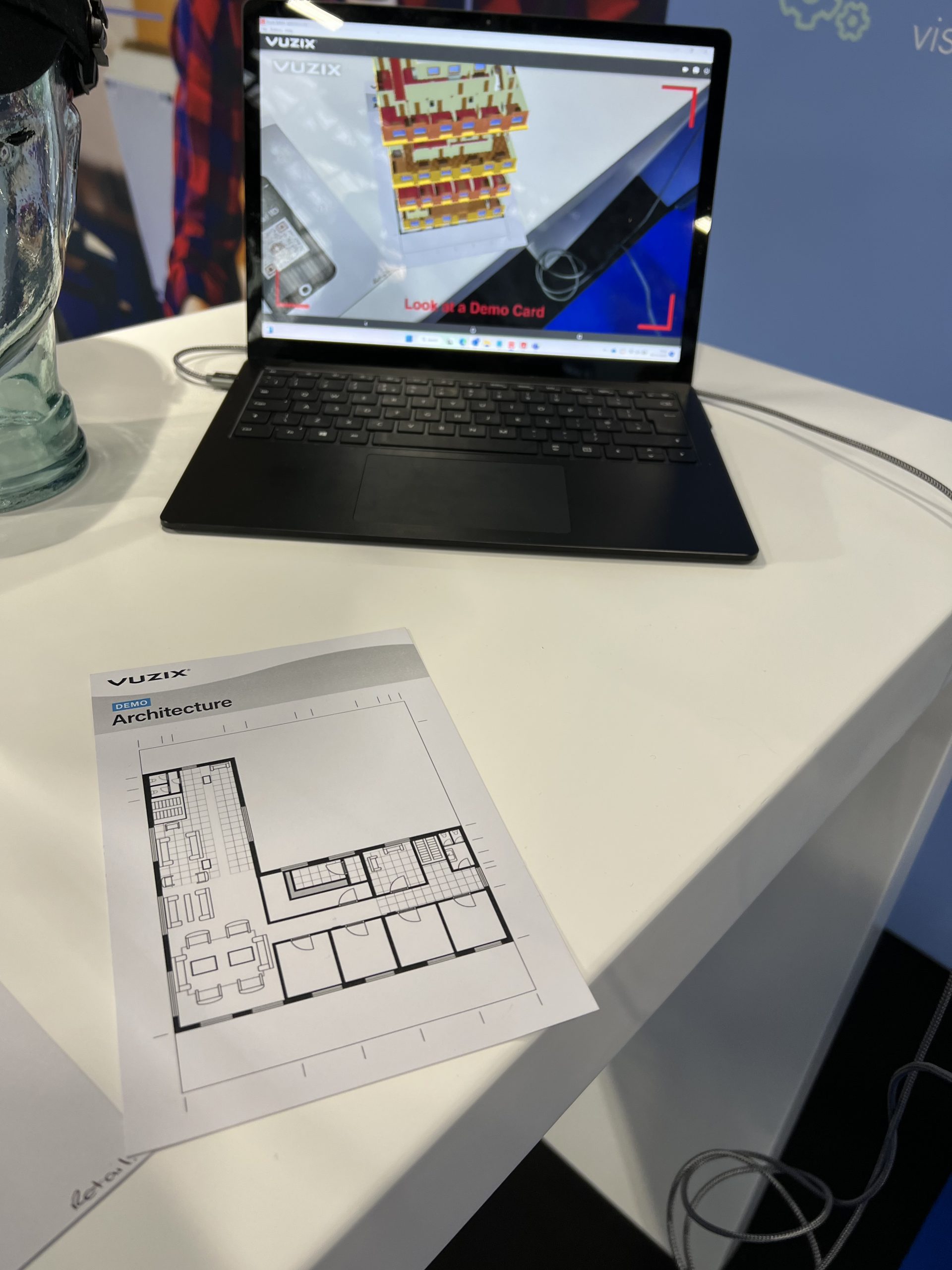 Een augmented reality-demo waarbij papier in 3D wordt omgezet, december 2022