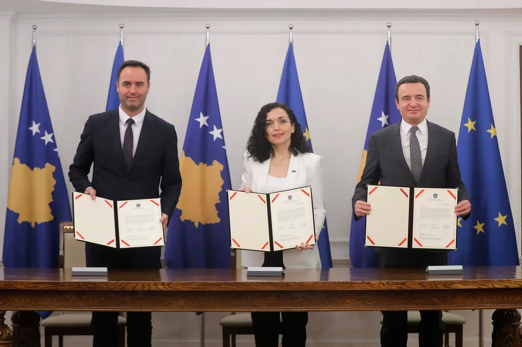 De Kosovo gëlt fir d'EU bäitrieden. De President vum Parlament lénks, de President am Mëttelpunkt, an de Premier Minister op der rietser Säit.